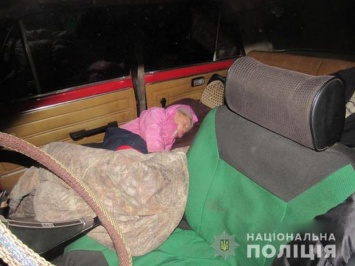 В Николаеве нашли семью, которая с 3-летним ребенком жила в легковом автомобиле