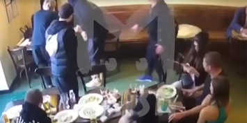 Появилось видео нападения футболиста Кокорина на чиновника Минпромторга