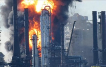 В Канаде прогремел взрыв и вспыхнул пожар на нефтезаводе, есть раненые (видео)