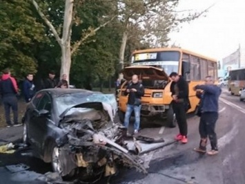 На Мельницкой масштабная авария с участием маршруток: один человек погиб, три пострадали
