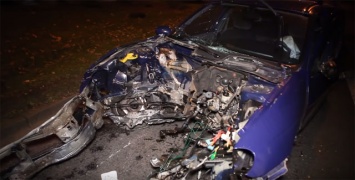 На проспекте Гагарина Renault врезался в дерево, столкнулся с Chevrolet и потерял двигатель