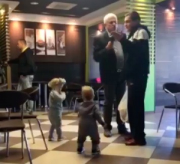 Запорожский депутат устроил в кафе скандал из-за ребенка, мешавшего ему общаться с партнерами
