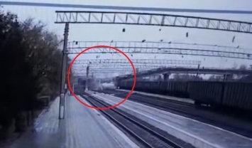 В России на ж/д пути рухнул мост с грузовиком. Видео