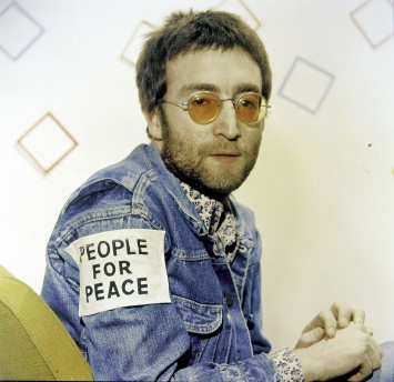Как денди лондонский одет: 5 модных уроков Джона Леннона