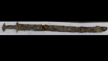 Восьмилетняя девочка нашла на берегу шведского озера древний меч