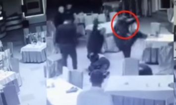Под Винницей в ресторане неизвестные избили полицейских до потери сознания (видео)