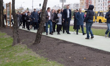 Кличко открыл первую очередь нового современного парка на Троещине
