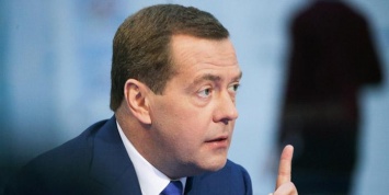 Медведев посетовал на нехватку миллиона чиновников