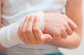 Травмоопасный урок: в Бердянске школьница сломал две руки
