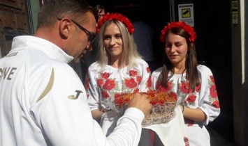 Сборную Украины в Италии встретили караваем