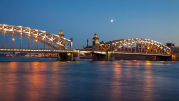 Воспитание Невы: Теперь Ладожский мост в Петербурге «встал на дыбы» после развода