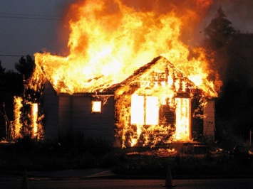 На Даче Ковалевского сгорел дом: в пожаре погибла одесситка