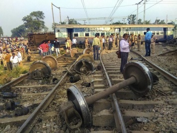В Индии перевернулся поезд с пассажирами: погибли семь человек, десятки пострадавших