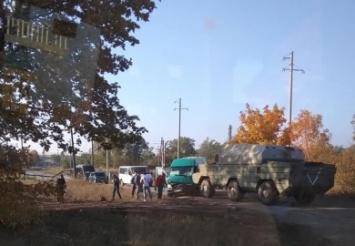 В пригороде Днепра столкнулись пассажирская маршрутка и БТР
