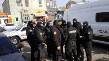 Одесский радиорынок "профилактически" трясет полиция и миграционная служба: ищут торговцев краденым и нелегалов