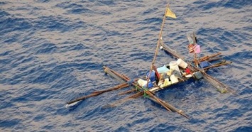 Рыбаки неделю спасались на плоту после того, как их лодку потопила огромная рыба (фото)
