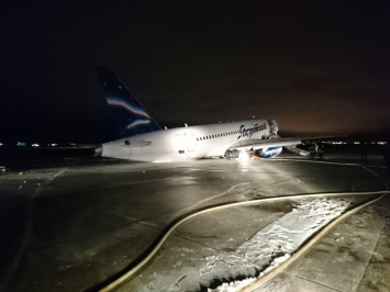 Sukhoi Superjet 100 в Якутске при посадке надломил основные стойки шасси, въехав в уступ на полосе