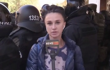 Неизвестные облили клеем журналистку NEWSONE в Киеве