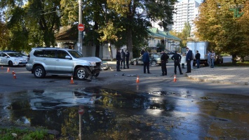 В центре Николаева полиция перекрыла часть ул. Шнеерсона - "Mazda" врезалась в "Land cruiser"