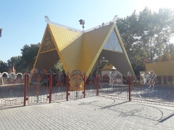 С опозданием на год, но все равно хорошо: у николаевского городка «Сказка» сняли строительный забор