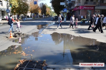 Центр Николаева вторые сутки заливает канализация: вонь, фекальные фонтаны и лужи по щиколотку