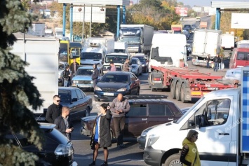 Автомобилисты заблокировали дорогу в районе Двух столбов: требую снижения цен на бензин (фото, видео)