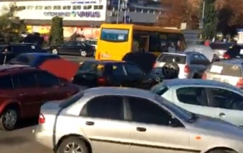 Авто на еврономерах заблокировали улицы в Киеве