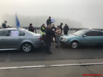 Участники акции против повышения цен на горючее заблокировали два моста в Виннице
