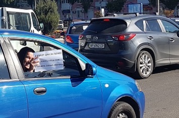 Бердянские автомобилисты провели пикет против роста цен на топливо