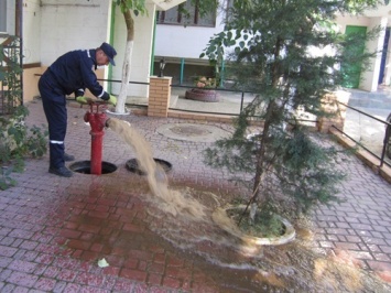 Сотрудники МЧС проверяют работу противопожарного водоснабжения