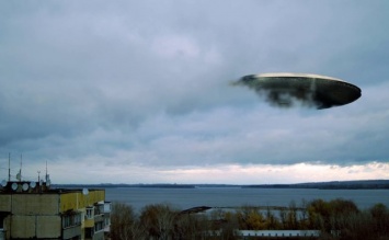 Пылающее НЛО пронеслось над Петербургом: видео очевидца