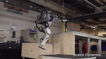 Человекоподобный робот Boston Dynamics показал настоящий паркур