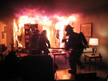 В Першотравенске пожарные через окно спасли трех погорельцев