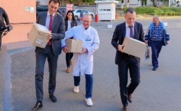 Очередную партию книг доставили в буккросинг больницы Мечникова