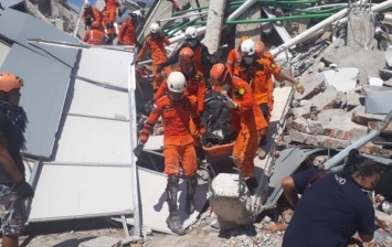 Число погибших в результате мощного землетрясения в Индонезии достигло 2088