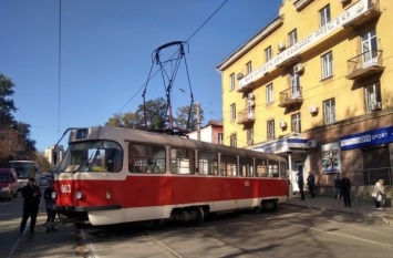 В Каменском трамвай слетел с рельсов и на скорости влетел в припаркованные машины (видео)