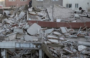 Куски бетона и арматура: рухнул торговый центр, под завалами ищут людей, есть жертвы