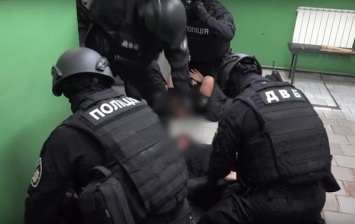 В Харькове арестовали еще двух полицейских, подозреваемых в избиении пассажиров метро