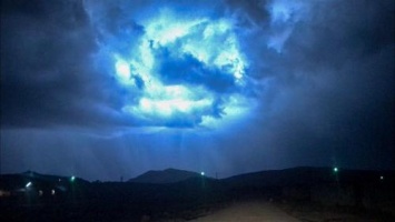 «Разрывает небо»: Нибиру видно даже через облака по всему миру - соцсети