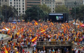В Барселоне провели марш за единство с Испанией