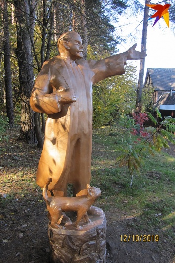 В Беларуси поставили памятник Ленину с котиком. Фото