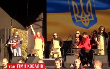В Днепре сыграли гимн Украины молотками