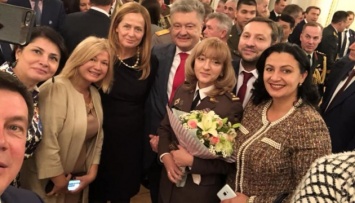 Порошенко впервые присвоил генеральское звание женщине