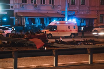 Ночью в Киеве Mercedes влетел в отбойник, двое погибших. Фото и видео