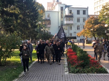 Полиция помешала националистам снести памятник Ватутину и участникам Январского восстания в Киеве