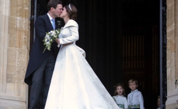 Первые официальные фото со свадьбы принцессы Евгении: страстный поцелуй, дети и золото