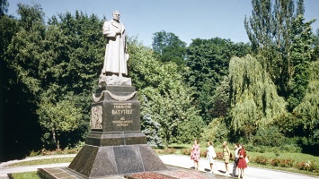 В Киеве радикалы пытались снести памятник генералу Ватутину