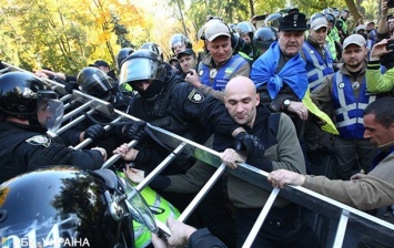 Радикалы в Киеве пытаются снести памятник Ватутину