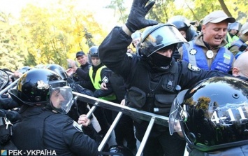 Потеряли лестницу: в Мариинском парке националисты пытались снести два памятника