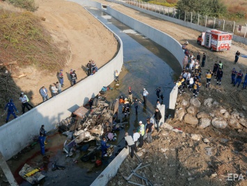 В Турции грузовик с мигрантами упал с моста: погибло 22 человека